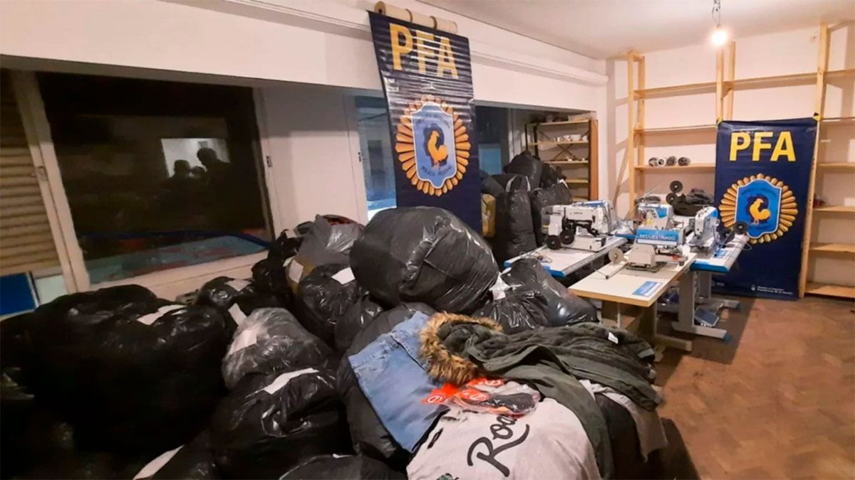 En el lugar vivía una mujer extranjera junto a sus hijos, por lo cual procedieron a clausurar el taller por explotación laboral.