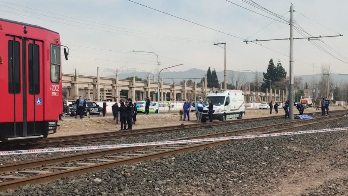 La muerte del joven ocurrió cuando intentó cruzar las vías del Metrotranvía y fue atropellado por la dupla, en Maipú. La muerte del joven ocurrió cuando intentó cruzar las vías del Metrotranvía y fue atropellado por la dupla, en Maipú.