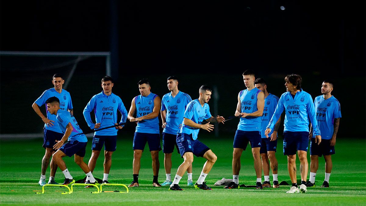 Los dirigidos por Lionel Scaloni volvieron a las prácticas pensando en la final ante Francia. (NA).