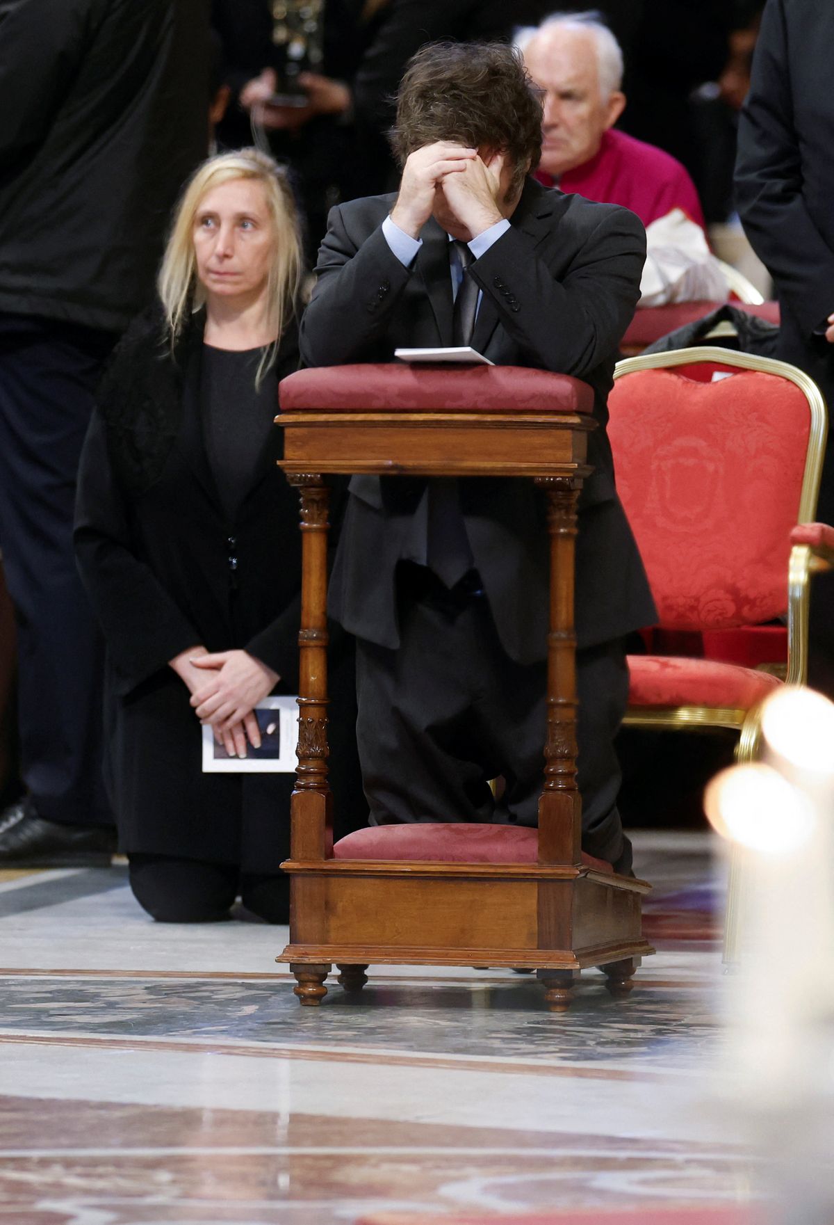 Reza Javier Milei. Detrás, su hermana y secretaria Karina. Reza Javier Milei. Detrás, su hermana y secretaria Karina.