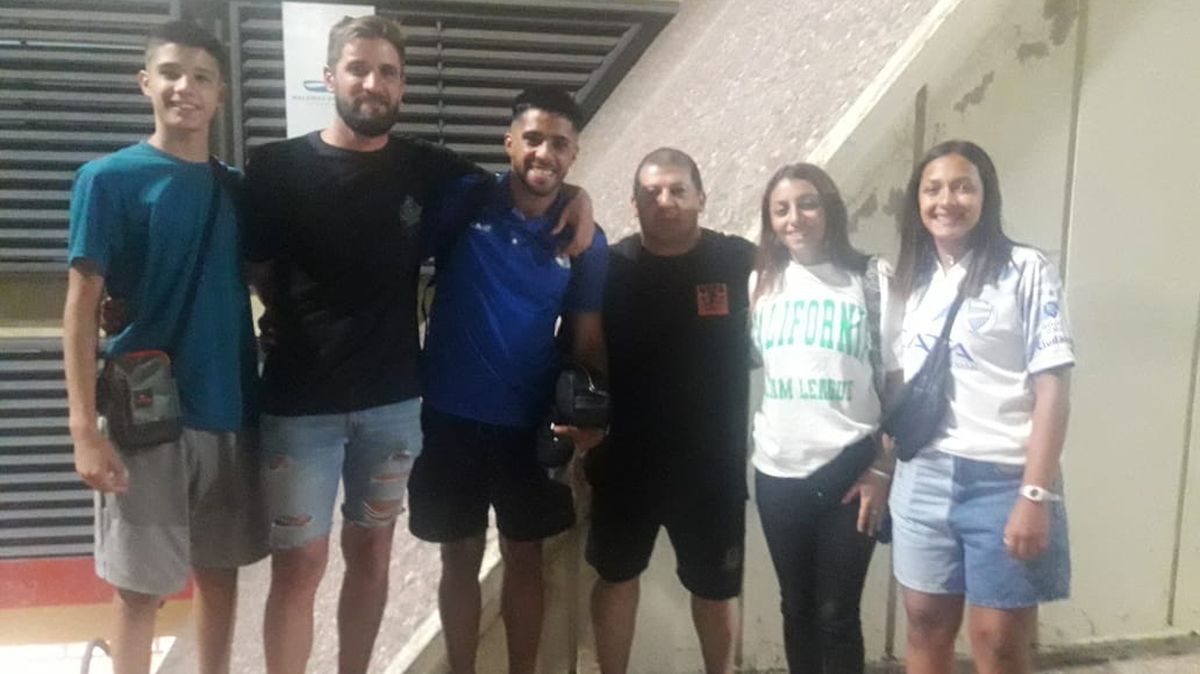 Nahuel Ulariaga se mostró muy emocionado con su familia tras salir del Malvinas Argentinas.