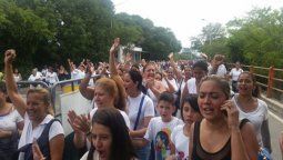 Venezolanas cruzaron a la fuerza hacia Colombia para abastecerse