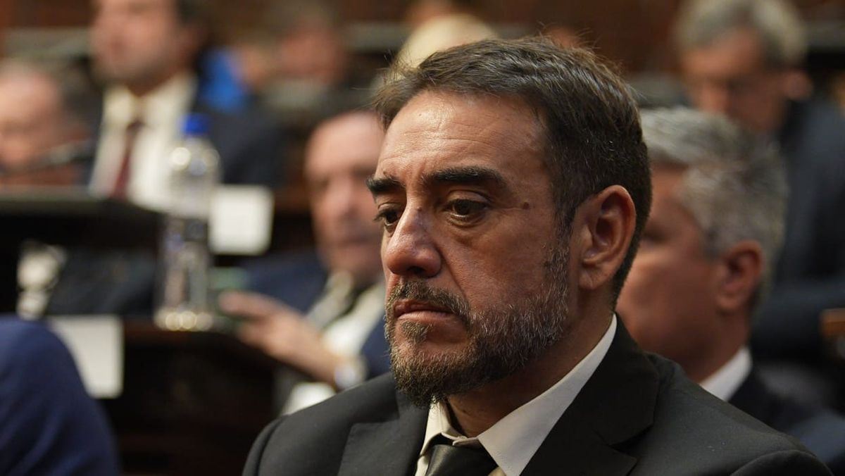 El intendente de La Paz, Fernando Ubieta, denunció a una funcionaria de la Secretaría de Hacienda de su gestión que le falsificó la firma para validar 25 cheques que cobró el esposo de la mujer. En total se alzaron con $25 millones. El intendente de La Paz, Fernando Ubieta, denunció a una funcionaria de la Secretaría de Hacienda de su gestión que le falsificó la firma para validar 25 cheques que cobró el esposo de la mujer. En total se alzaron con $25 millones.