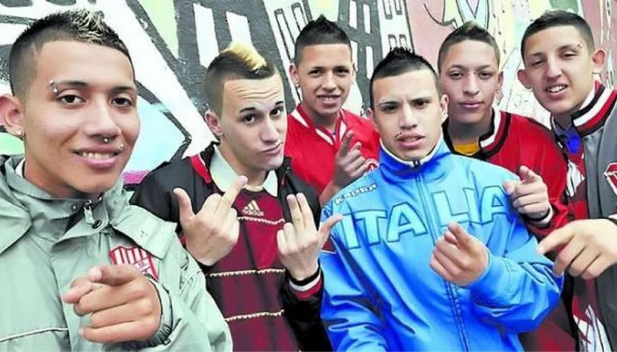 Está grave. Uno de Los Wachiturros se cayó del escenario y pelea por su vida.