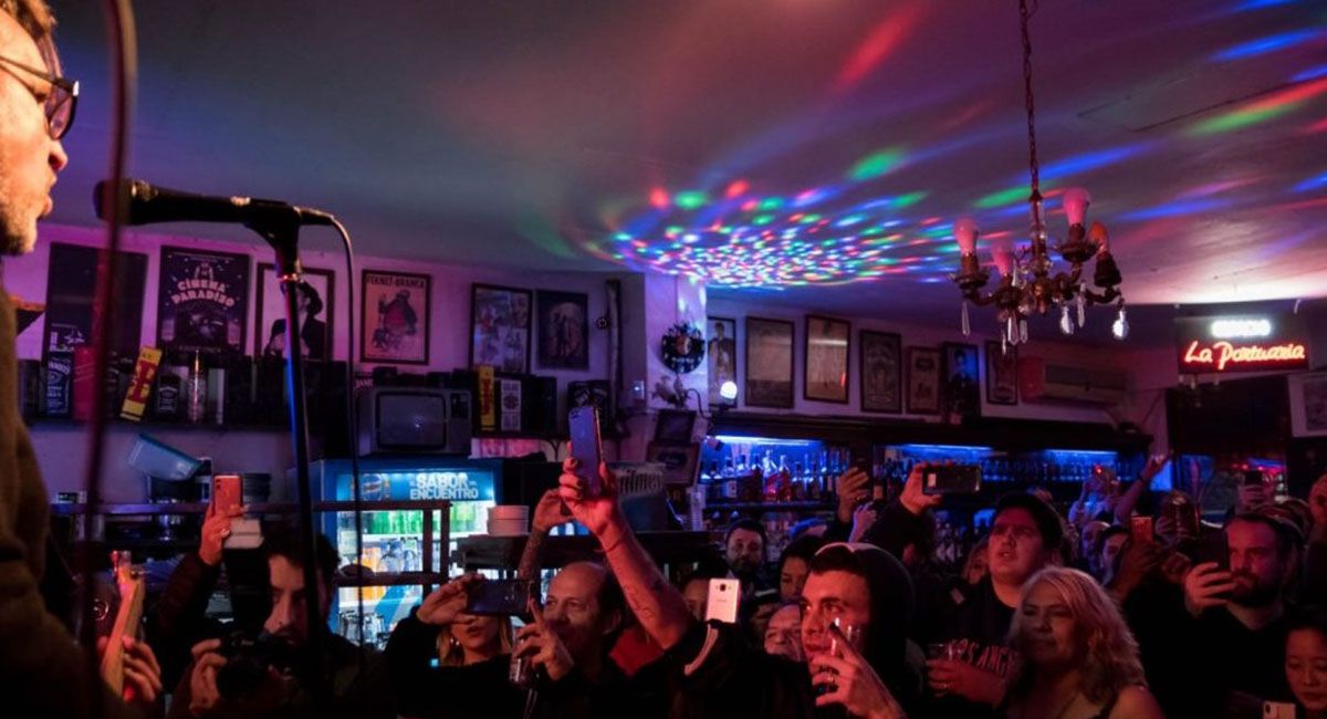 Los bares y cafeterías porteñas no dejan de renovarse y a sus propuestas gastronómicas le suman música en vivo con Djs o bandas. Los bares y cafeterías porteñas no dejan de renovarse y a sus propuestas gastronómicas le suman música en vivo con Djs o bandas.
