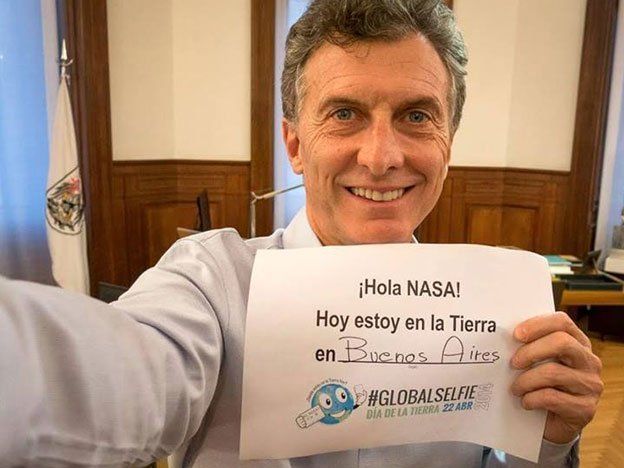 Macri le mandó una foto a la NASA por el Día de la Tierra y la Cámpora pidió que lo manden a Marte