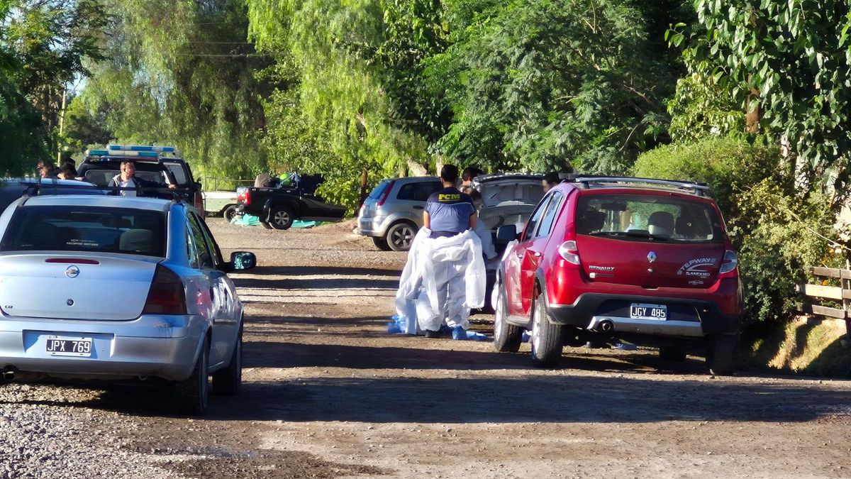 Personal de Policía Científica trabajó en la casa donde murió una mujer en medio de un incendio para conocer las causas. Personal de Policía Científica trabajó en la casa donde murió una mujer en medio de un incendio para conocer las causas.