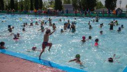Chicos nadaron 3.440 metros para reunir cajas de leches y pañales con un fin solidario