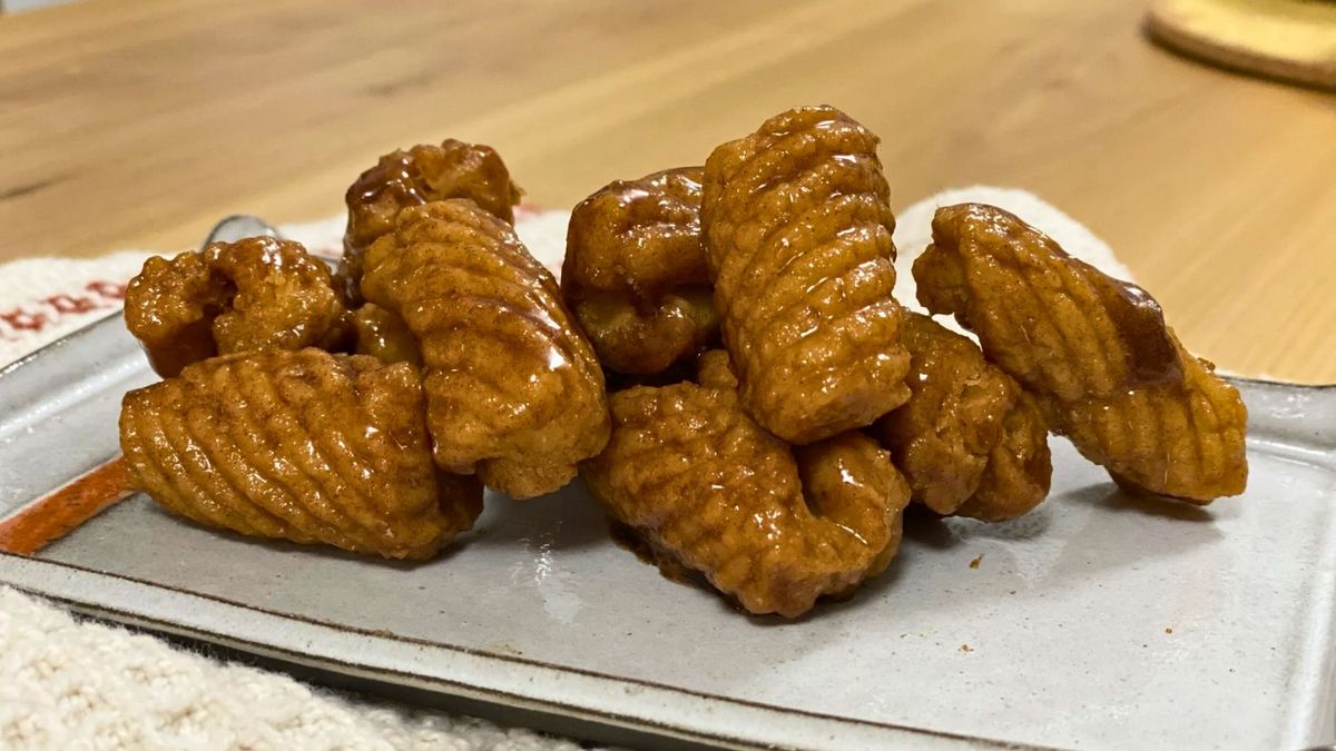 Preparados con una receta sencilla a base de harina, huevos y miel, los turdilli se fríen y se bañan en miel tibia para lograr su clásico toque dulce. Preparados con una receta sencilla a base de harina, huevos y miel, los turdilli se fríen y se bañan en miel tibia para lograr su clásico toque dulce.