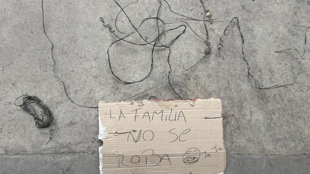 Un joven fue encontrado atado a un poste con un cartel colgado en el pecho