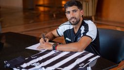 Álvarez firmó por un año.