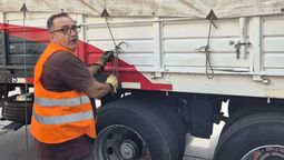 Julio Lozano, el chofer que decidió donar lo que cobra por kilómetro recorrido para llevar la ayuda desde Mendoza a Bahía Blanca.