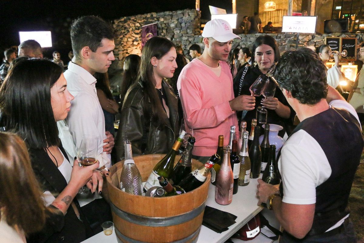 Mendoza Wine Fair está dirigida a los conocedores del vino pero también para quienes quieren descubrir el maravilloso mundo de los sabores y los aromas de la bebida argentina. Mendoza Wine Fair está dirigida a los conocedores del vino pero también para quienes quieren descubrir el maravilloso mundo de los sabores y los aromas de la bebida argentina.