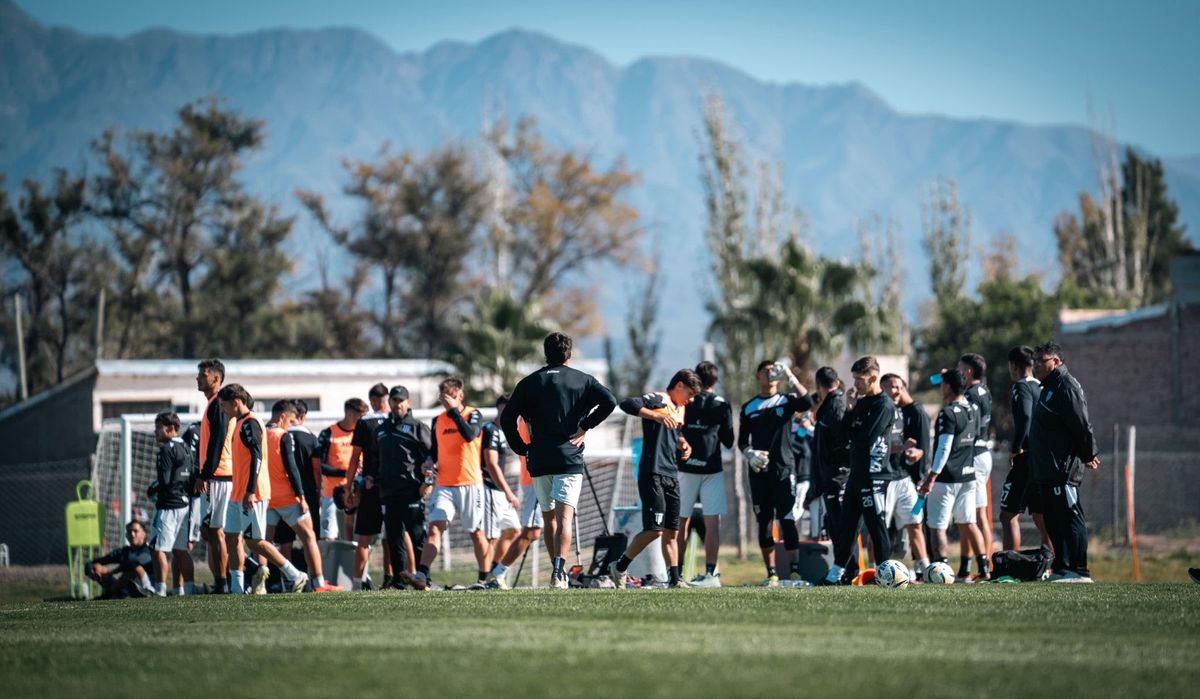 El plantel de Gimnasia y Esgrima tras la dura caída ante Independiente Rivadavia hizo una fuerte autocrítica