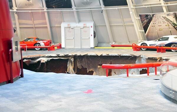 Se hundió el suelo de un museo y ocho autos deportivos cayeron a la grieta