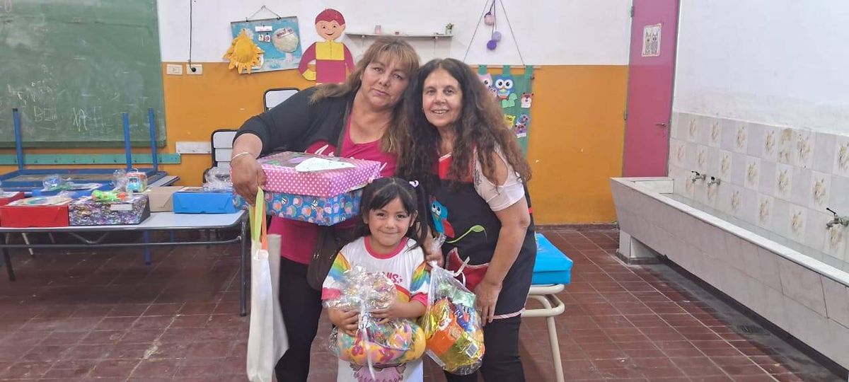 Denis junto a su mamá y su señorita María Laura en su jardín de Lavalle. Denis junto a su mamá y su señorita María Laura en su jardín de Lavalle.