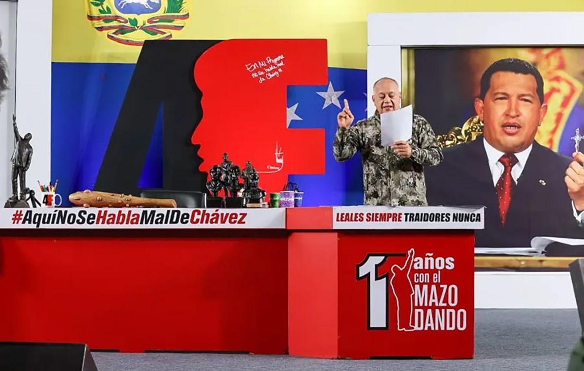 Diosdado Cabello, hablando en su programa semanal de televisión Con El Mazo dando en Caracas, Venezuela. Crédito: EFE/ Prensa del Ministerio de Interior Justicia y Paz.