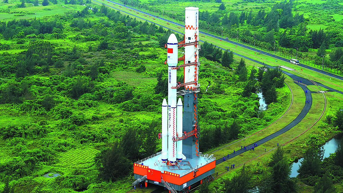 La nave espacial de carga Tianzhou-4 sobre un cohete Gran Marcha-7 fue transportada a su plataforma de lanzamiento en Wenchang