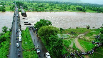 Terribles imágenes: un puente se desmoronó en India y dos micros cayeron a un río