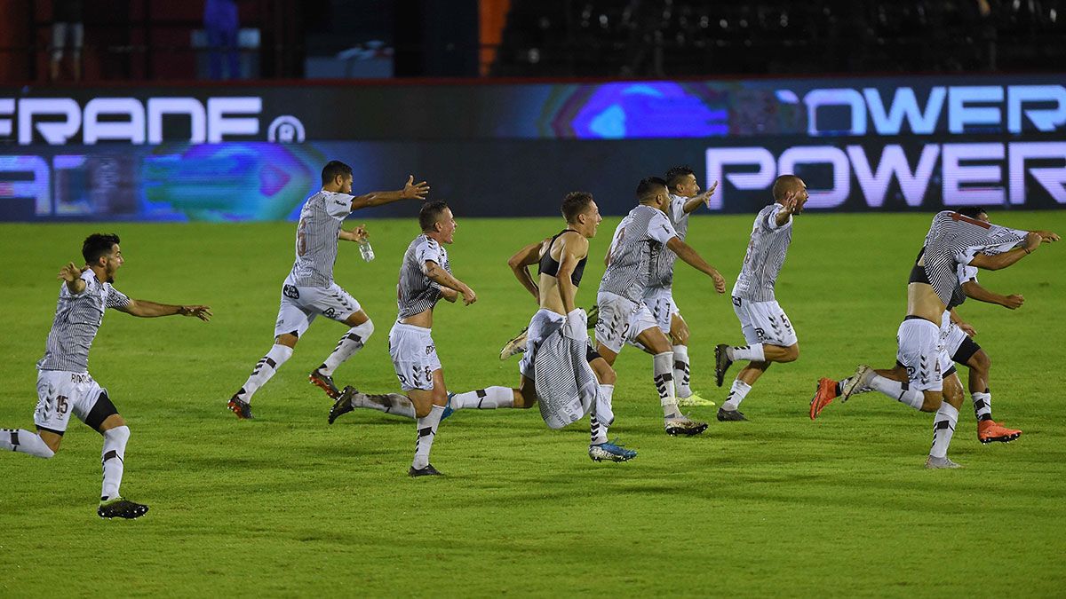 Platense volvió a la máxima categoría del fútbol argentino tras vencer a Estudiantes de Río Cuarto. (Fotobaires).