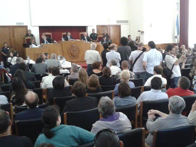 Al grito de asesinos, asesinos terminó la primera jornada del juicio histórico a los jueces