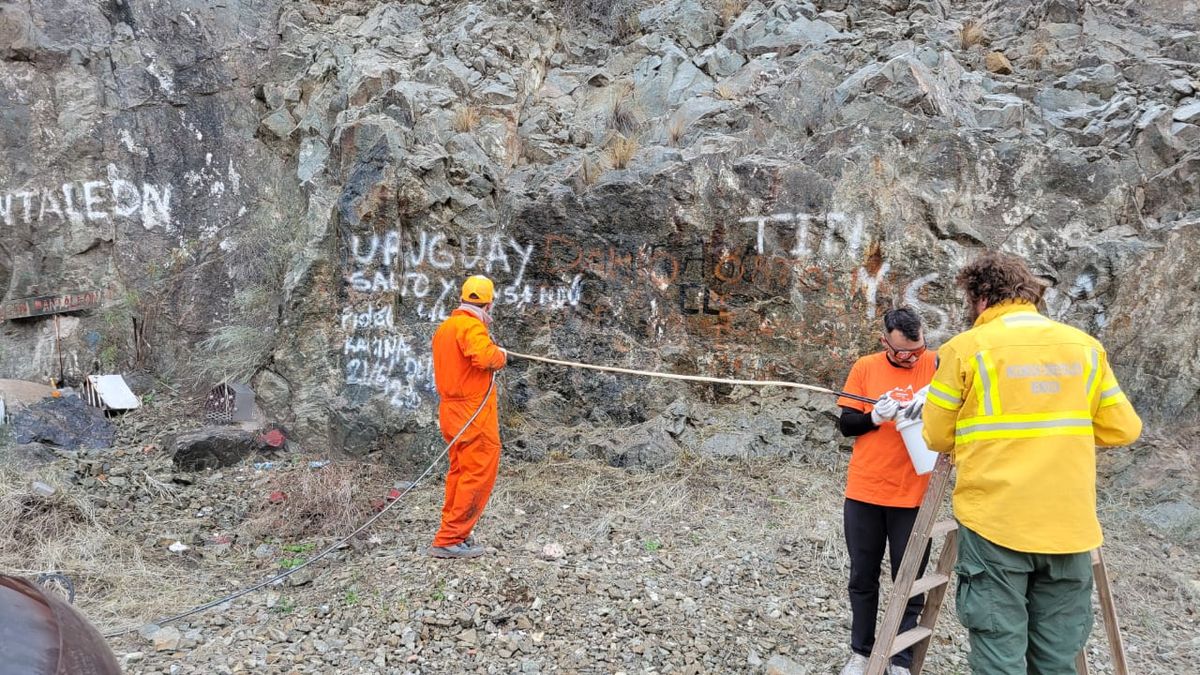 Algunos turistas tienen la costumbre barbárica de rayar la naturaleza con sus nombres. Algunos turistas tienen la costumbre barbárica de rayar la naturaleza con sus nombres.