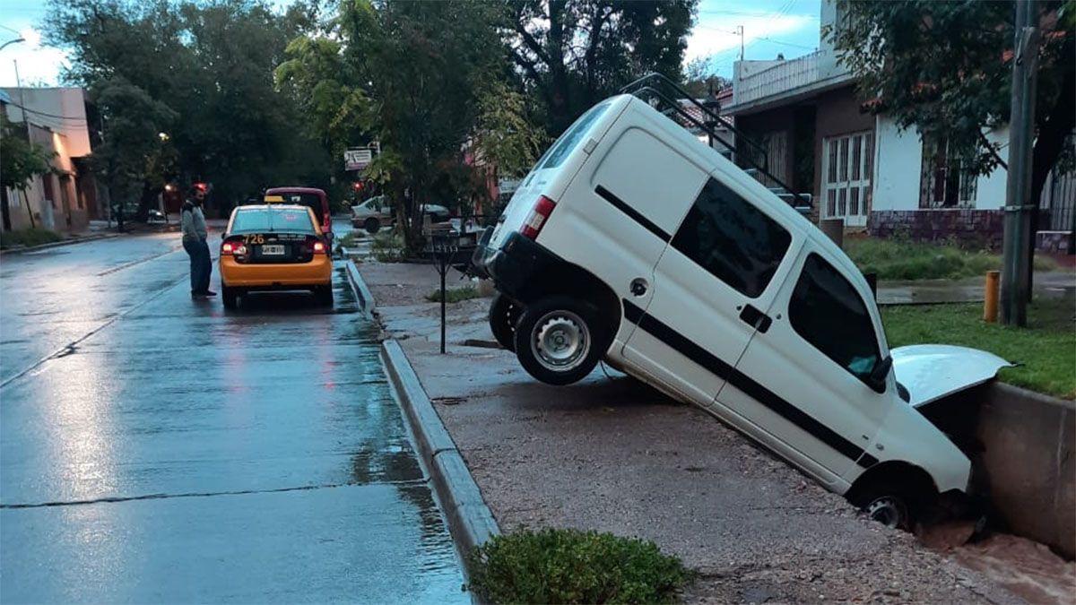 Así quedó una camioneta metida dentro de un zanjón en Capital