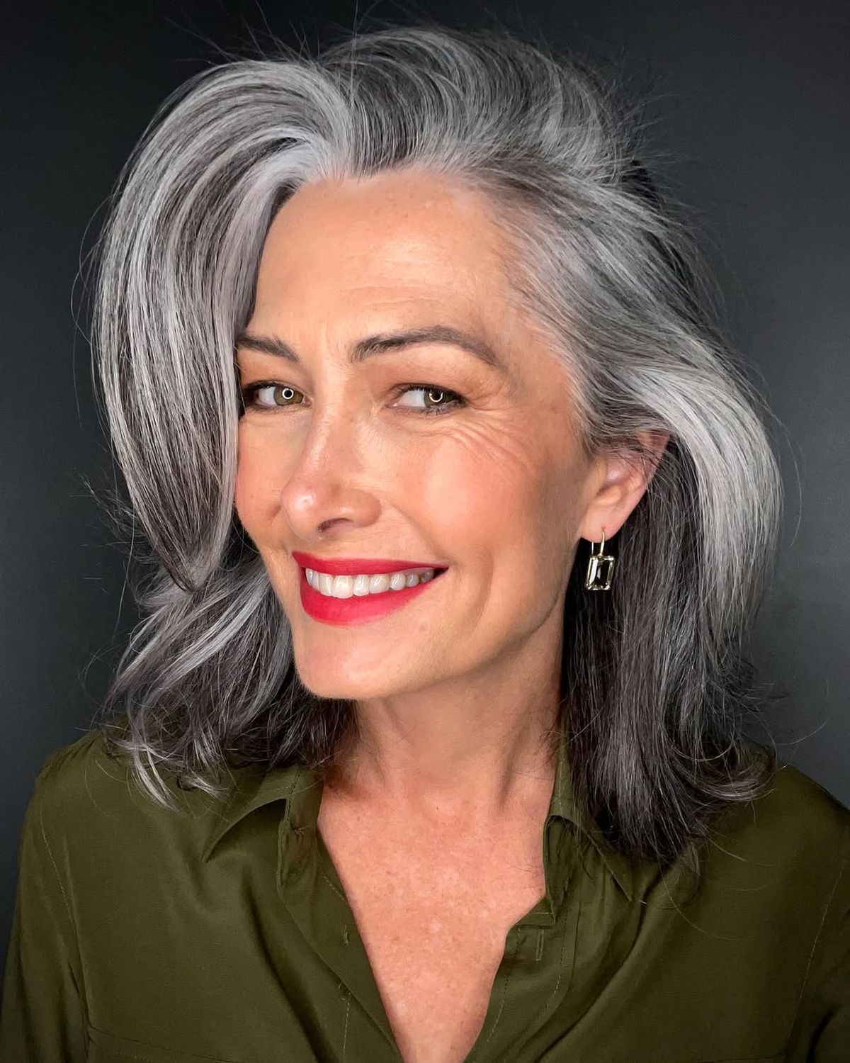 Esta técnica combina mechones plateados con canas sutiles. Esta técnica combina mechones plateados con canas sutiles.