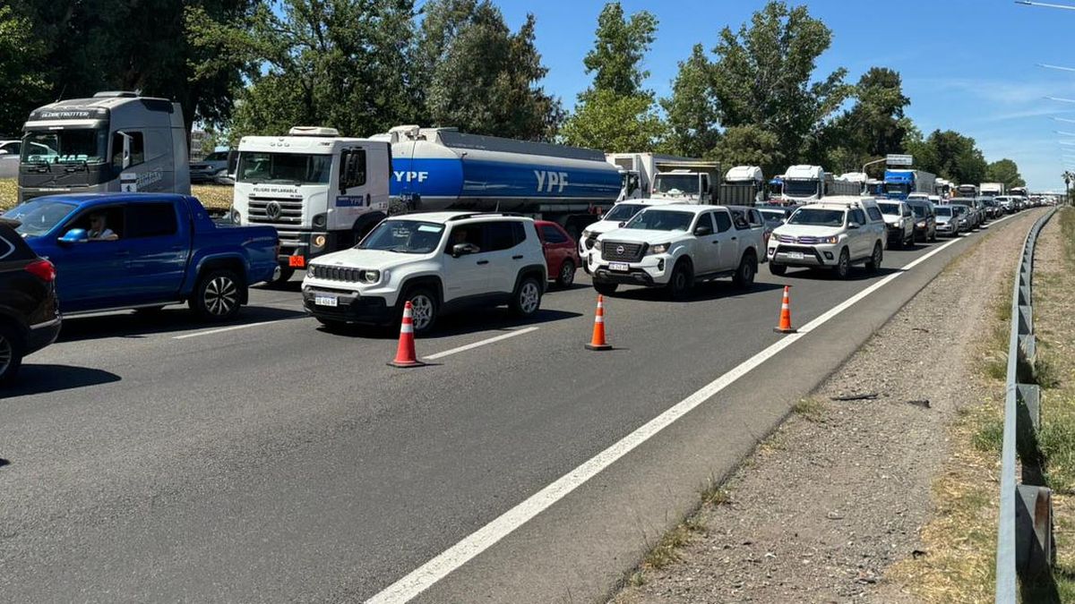 El corte de la Municipalidad de Guaymallén generó caos de tránsito por unos minutos en el Acceso Sur. El corte de la Municipalidad de Guaymallén generó caos de tránsito por unos minutos en el Acceso Sur.