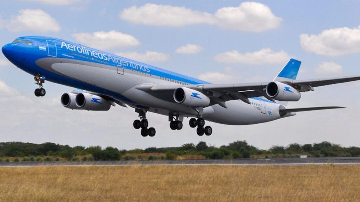 El paro nacional dispuesto por pilotos nucleados en APLA perjudicaba, en gran medida, a Aerolíneas Argentinas. El paro nacional dispuesto por pilotos nucleados en APLA perjudicaba, en gran medida, a Aerolíneas Argentinas.