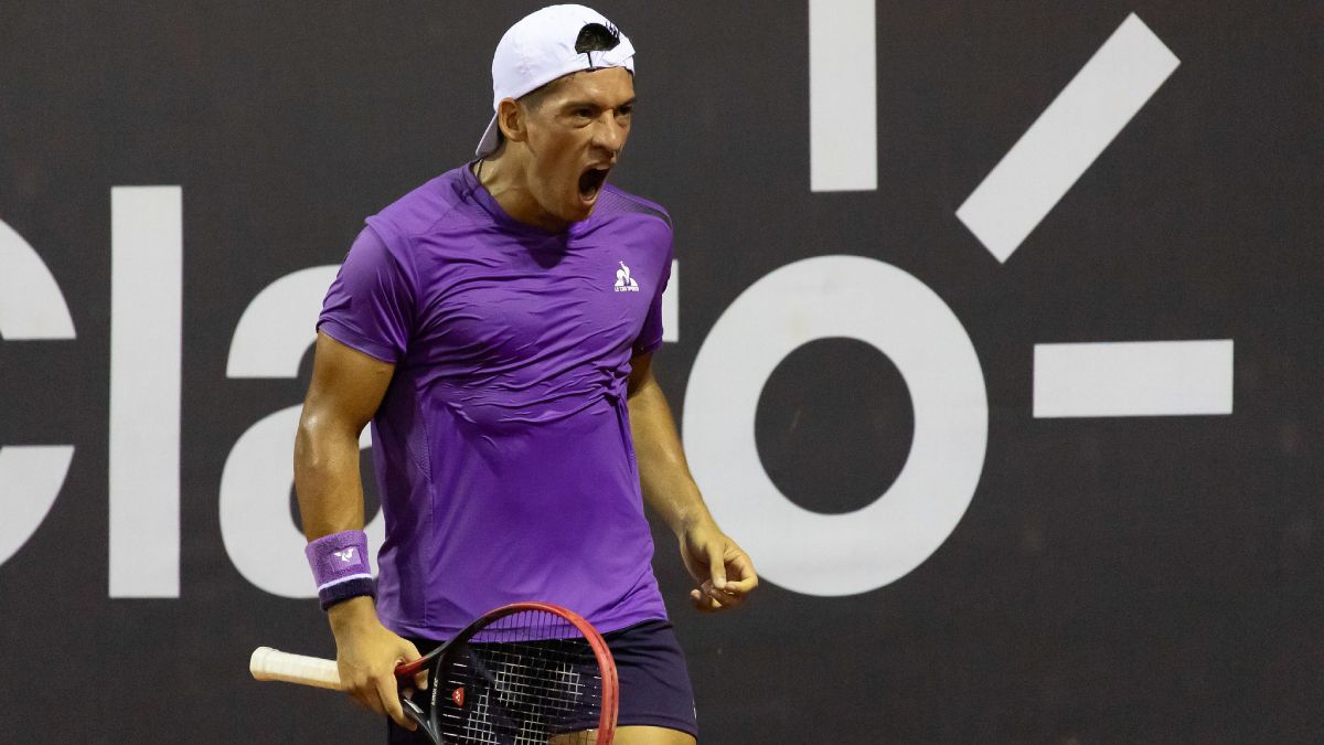 Sebastián Báez derrotó al local Monteiros y definirá una llave semifinal de Río de de Janeiro con Cerúndolo, asegurando un argentino en la final. Sebastián Báez derrotó al local Monteiros y definirá una llave semifinal de Río de de Janeiro con Cerúndolo, asegurando un argentino en la final.