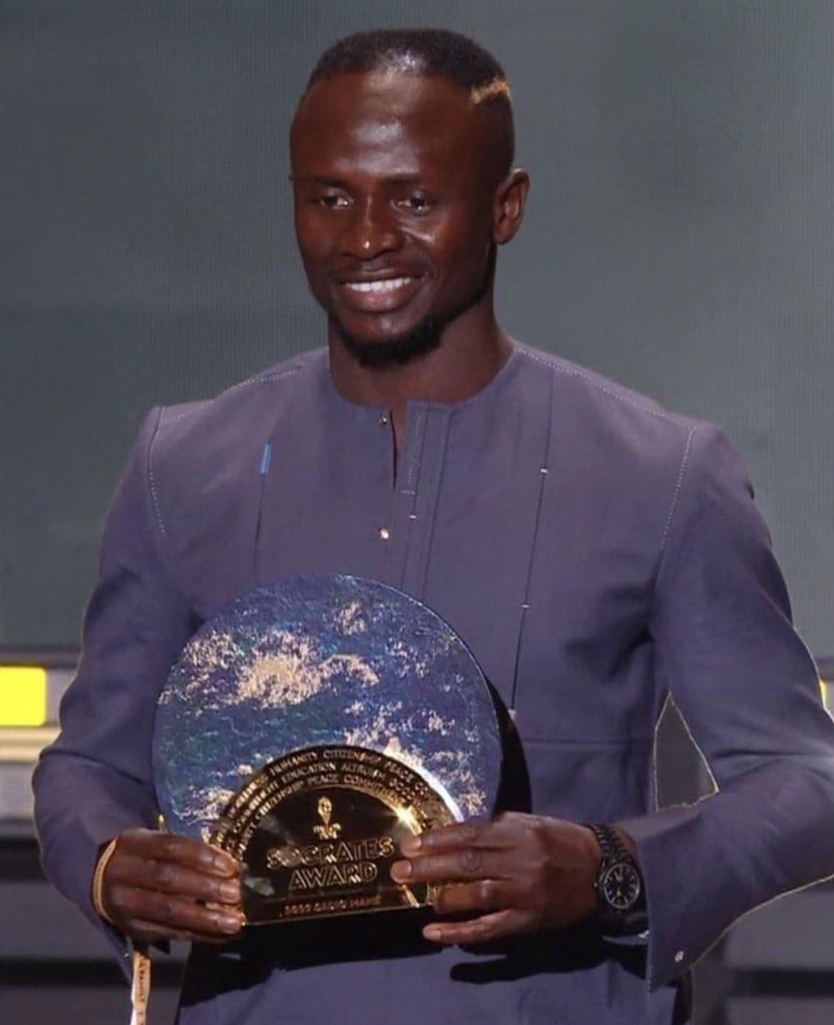 Sadio Mané con el Premio Sócrates que le entregó France Football