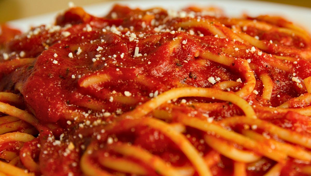 La miel cumple la misma función suavizante, pero de forma natural y sin alterar el perfil de sabor ni los beneficios nutricionales del tomate. La miel cumple la misma función suavizante, pero de forma natural y sin alterar el perfil de sabor ni los beneficios nutricionales del tomate.