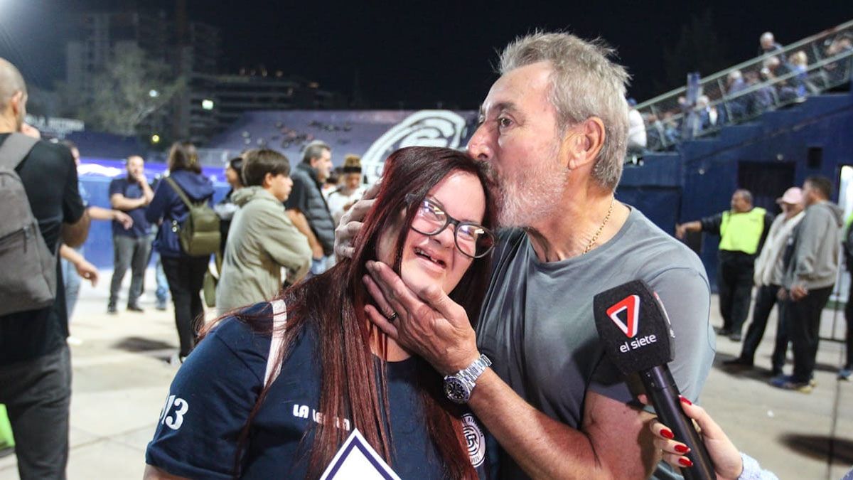 Pura emoción. Micaela es saludada por el presidente de Independiente Rivadavia. Daniel Vila, tras ser nombrada socia del club
