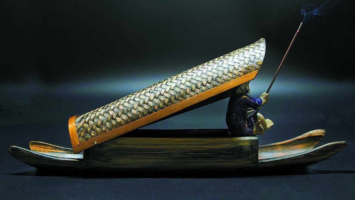 Xie Hongxing hace artesanías tejiendo bambú, como un soporte para sahumerios. FOTO PARA USO DE CHINA DAILY