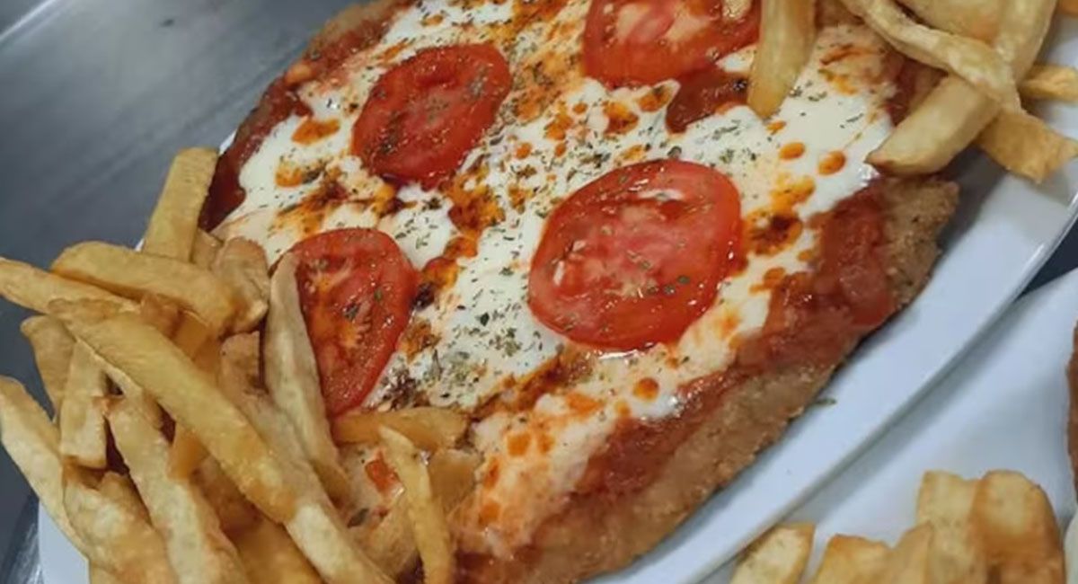 La milanesa a la napolitana es uno de los platos más pedidos en Viejo Mundo Bodegón, en el corazón de La Paternal La milanesa a la napolitana es uno de los platos más pedidos en Viejo Mundo Bodegón, en el corazón de La Paternal