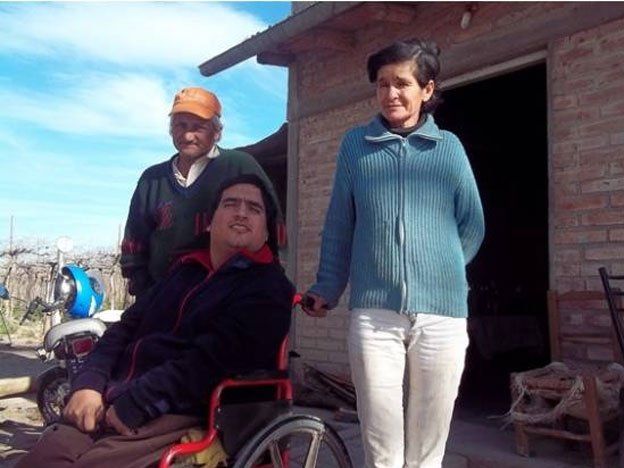 La familia humilde que encontró plata y la devolvió recibió más recompensa y ayuda de la gente