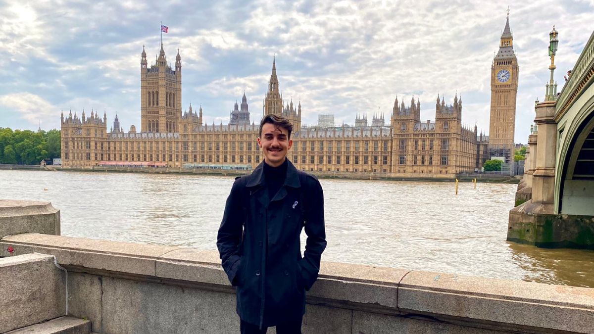 Juan Cruz Zalazar es un mendocino destacado ya desde el ámbito académico y premiado como uno de los diez Jóvenes Sobresalientes de la República Argentina, en la categoría Asuntos Políticos y Gubernamentales. Es creador de la plataforma Diplomacia Activa, sobre política internacional.