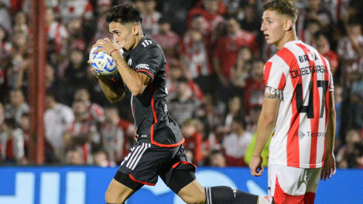 River Plate no logra el rendimiento de otrora bajo la conducción de Gallardo, pero encadenó su segundo triunfo, hizo tres goles de visitante y trepó en la tabla de la Liga Profesional. River Plate no logra el rendimiento de otrora bajo la conducción de Gallardo, pero encadenó su segundo triunfo, hizo tres goles de visitante y trepó en la tabla de la Liga Profesional.