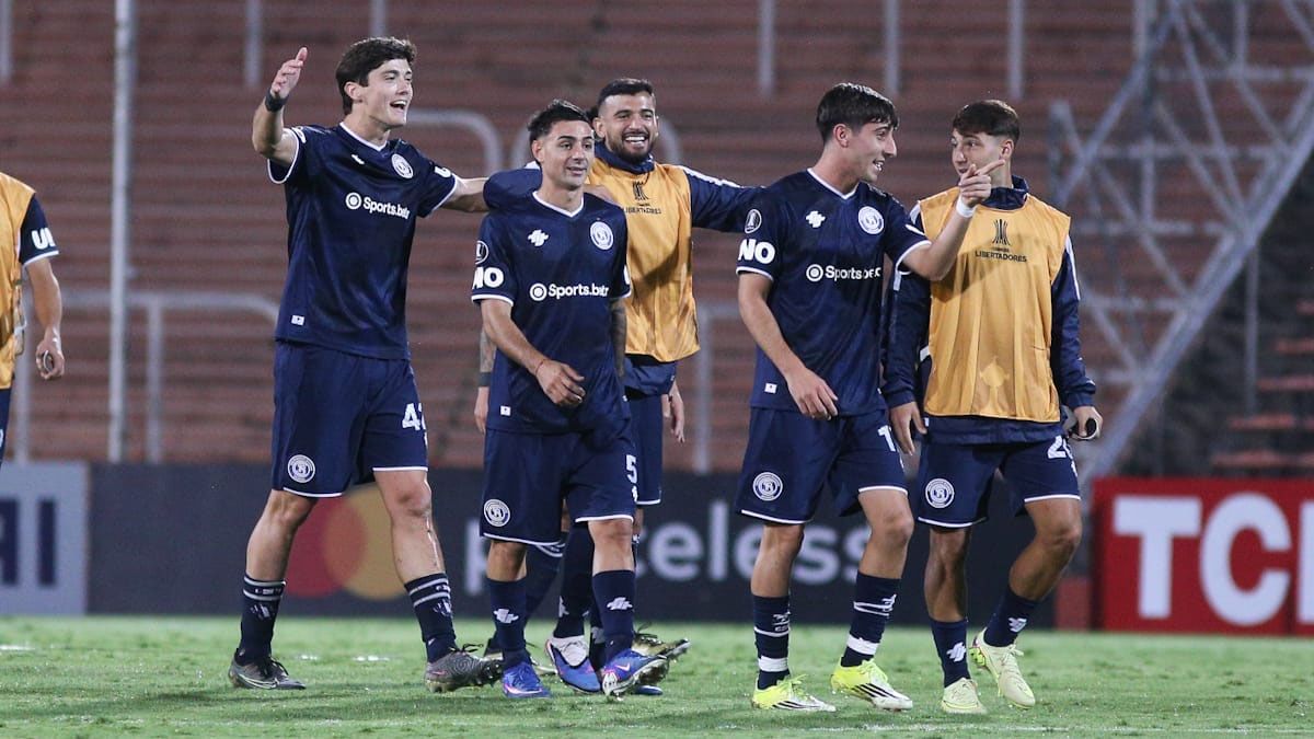 Studer festeja con sus compa&ntilde;eros de la Lepra. Independiente Rivadavia tuvo el mejor debut en la Copa Libertadores.