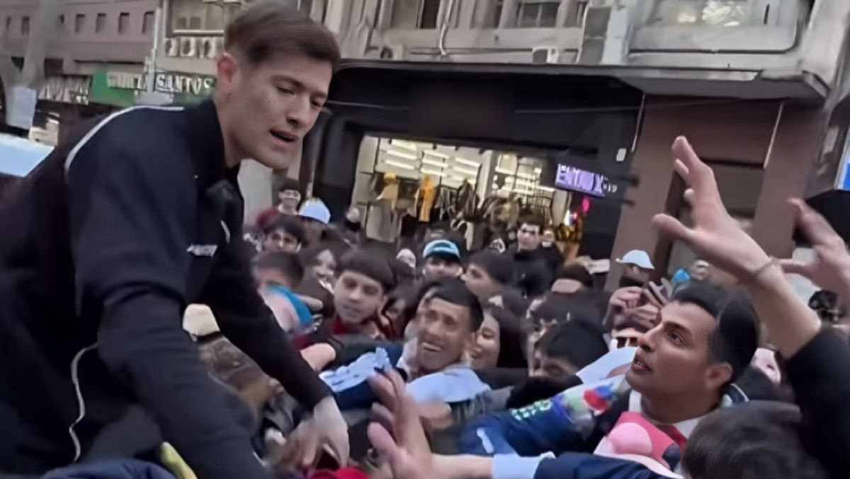 Peleas, golpes y hasta corridas por agarrar una bufanda que regalaba el influencer Parviz Benazirov.