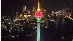 La inmensa torre que se construyó en el lago de un diminuto país y se inspira en una flor de loto