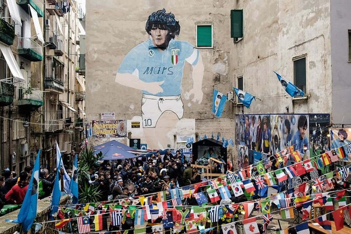 Indignación en Nápoles: comerciantes tapan la cara de Maradona en un famoso  mural