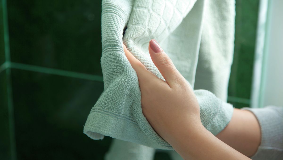 Dejar las toallas en remojo con vinagre sirve para neutralizar malos olores y matar ciertos microorganismos. Dejar las toallas en remojo con vinagre sirve para neutralizar malos olores y matar ciertos microorganismos. 