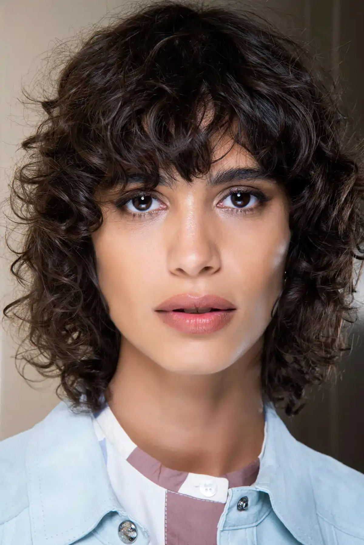 Así luce un corte de pelo shaggy o shag rizado. Imagen: Elle Así luce un corte de pelo shaggy o shag rizado. Imagen: Elle