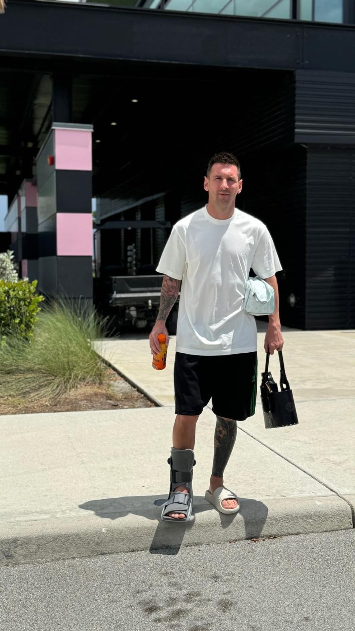Messi (sin barba) fue este lunes al Inter Miami para recuperarse de su lesión. Messi (sin barba) fue este lunes al Inter Miami para recuperarse de su lesión.