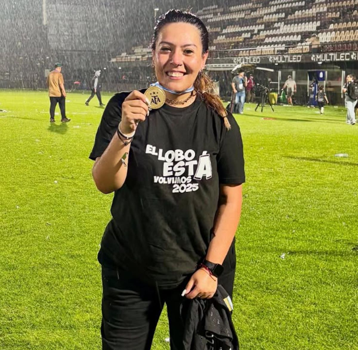 Yamila bajo la lluvia y con la medalla de campeona.