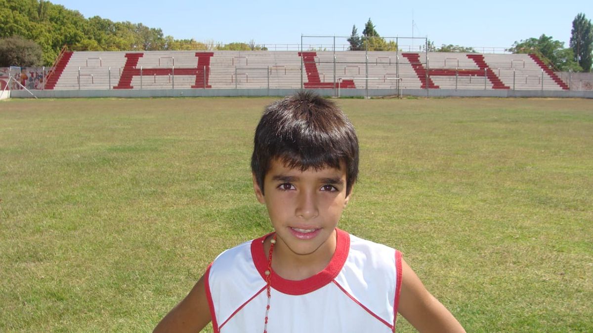 Martín Correa cuando era chico en la cancha de Huracán Las Heras.