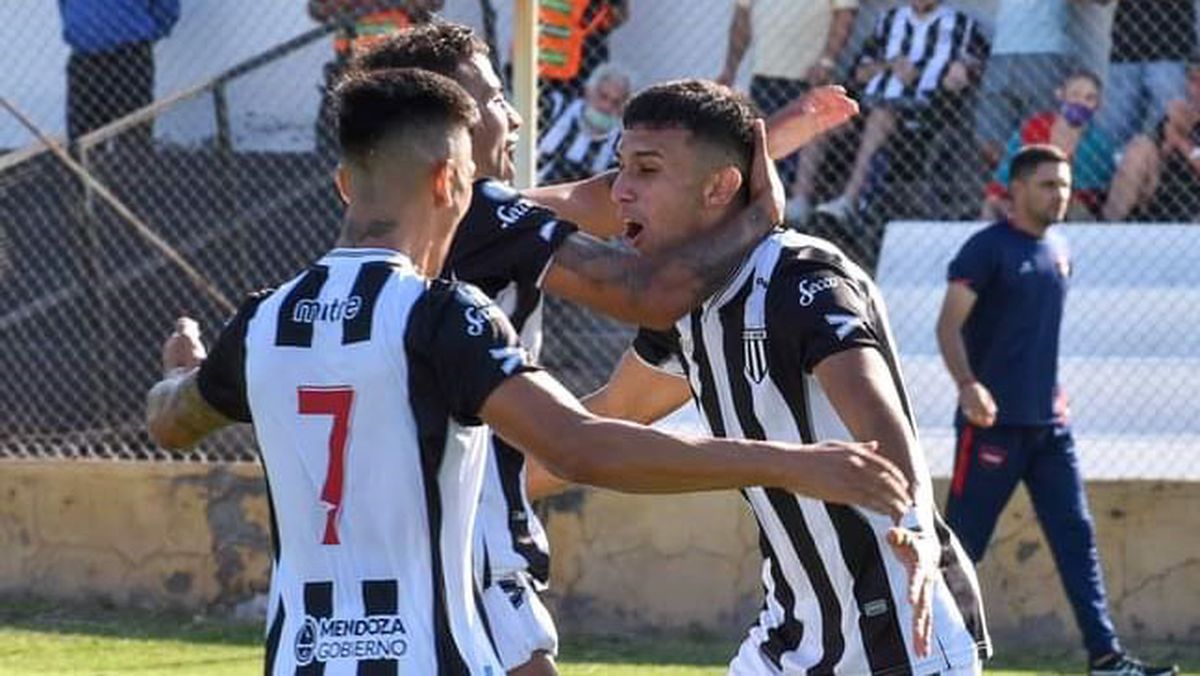 Solari festeja el gol de Ulises Ortegoza de penal, en el final&nbsp;Güemes&nbsp;se lo empató.