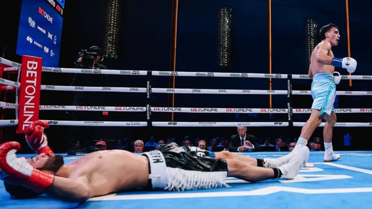 Fulminado. Así quedó el mexicano Madueña tras recibir un veloz gancho de Alan Chaves. Fulminado. Así quedó el mexicano Madueña tras recibir un veloz gancho de Alan Chaves.